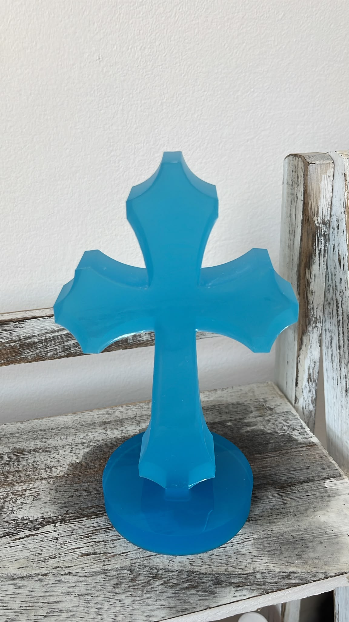 Claritatea Cerului: Crucea Albastră și Minimalismul Sculptural