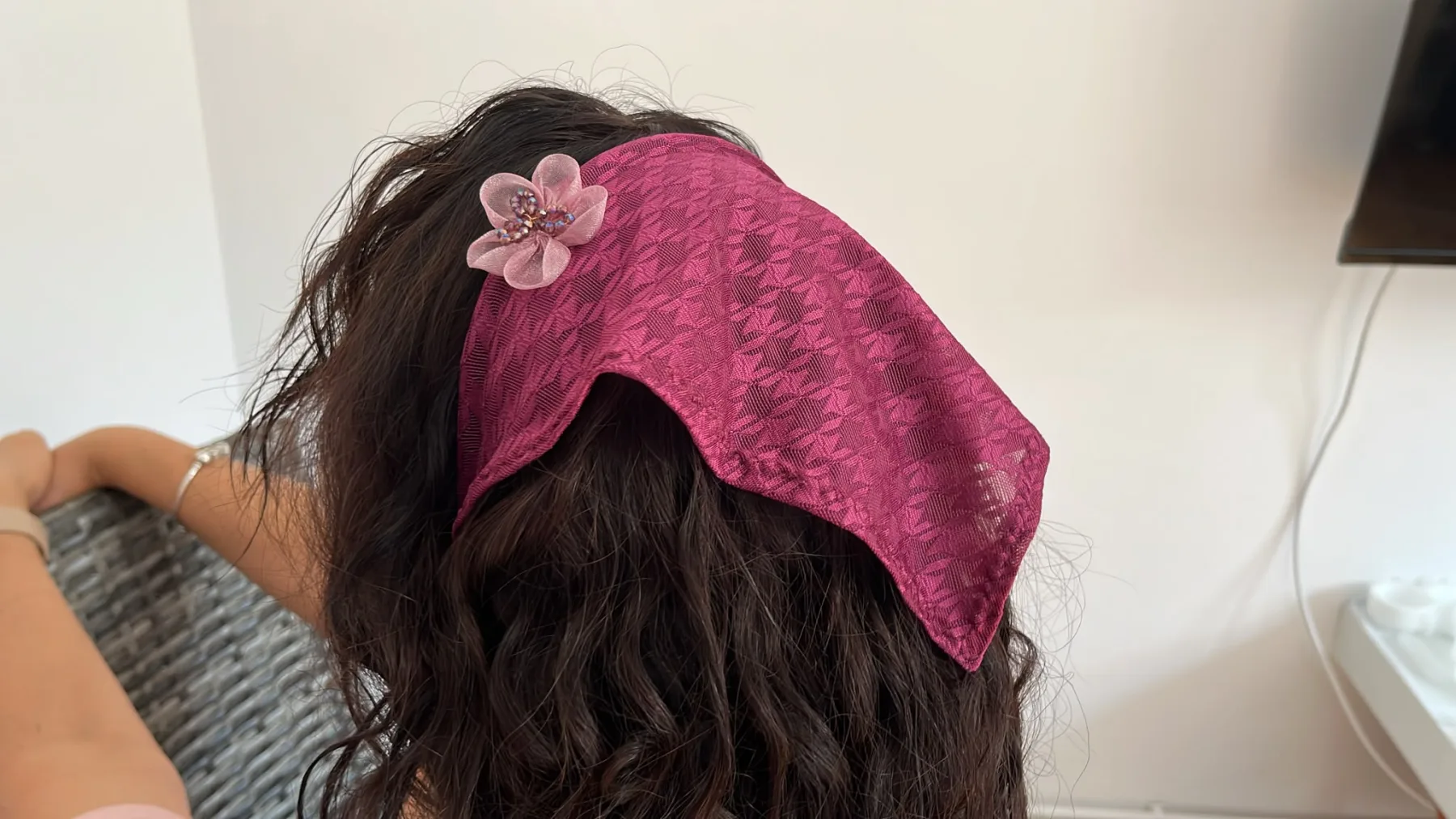 Batic Lung Fucsia Texturat cu Floare – purtat pe model, vedere alternativă 2