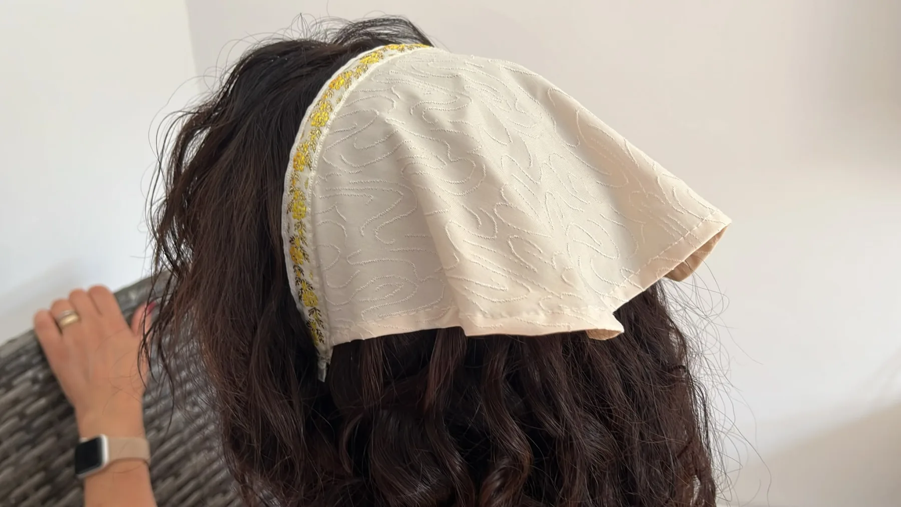 Batic Lung Crem cu Bordură Galbenă – purtat pe model, vedere alternativă 2