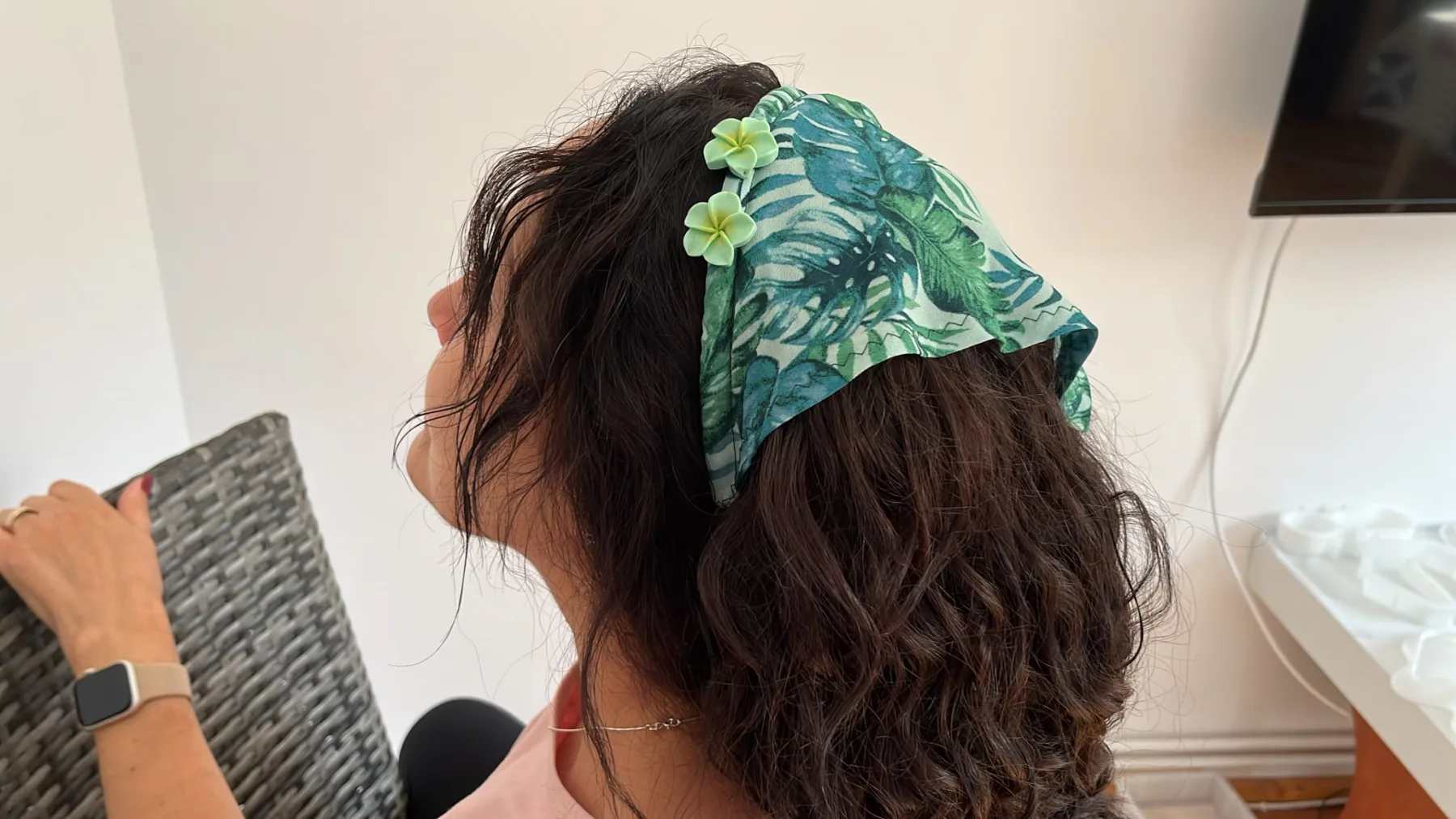 Batic Lung Tropical cu Frunze Verzi – purtat pe model, vedere alternativă 4