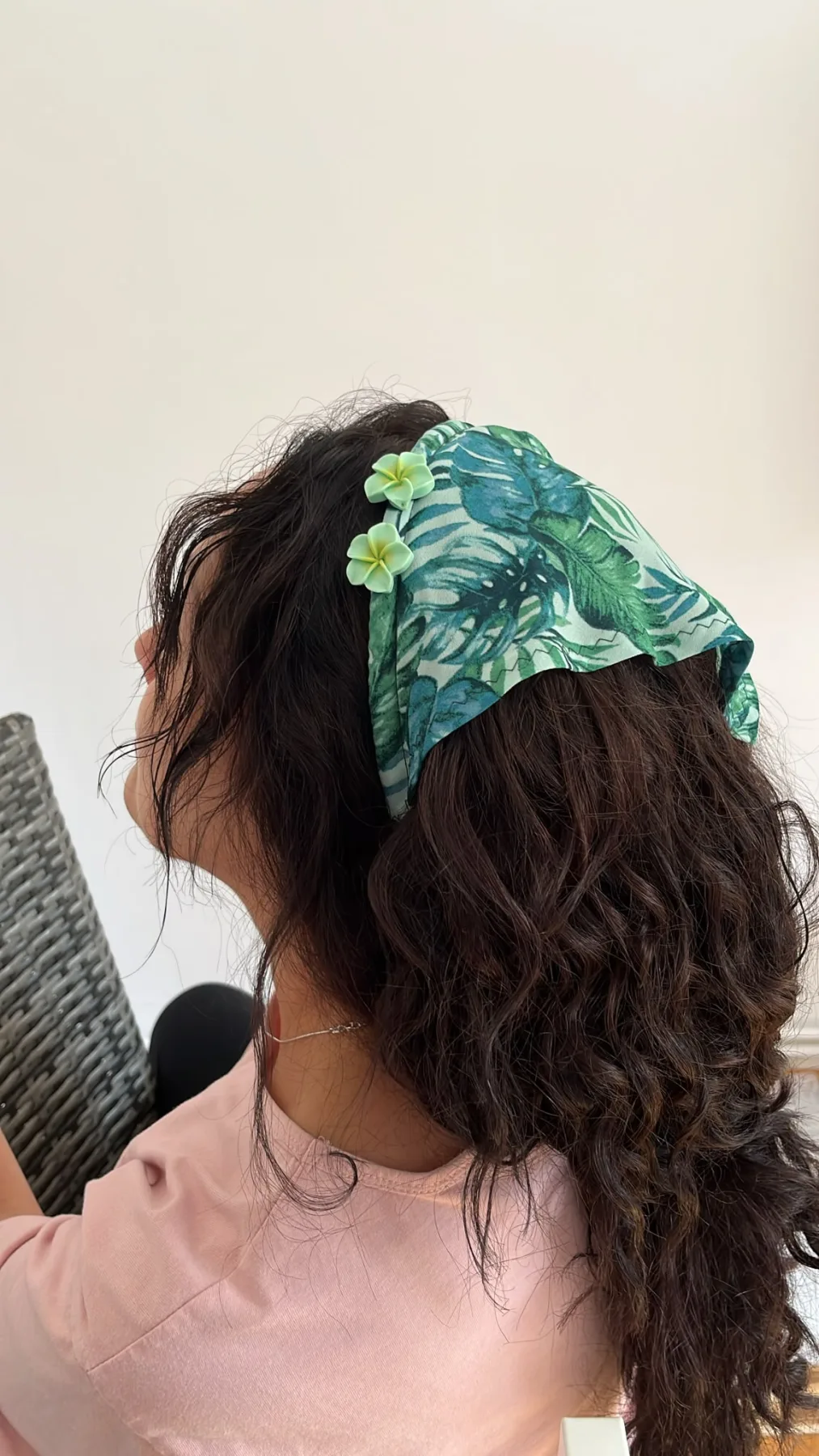 Batic Lung Tropical cu Frunze Verzi – purtat pe model, vedere alternativă 5
