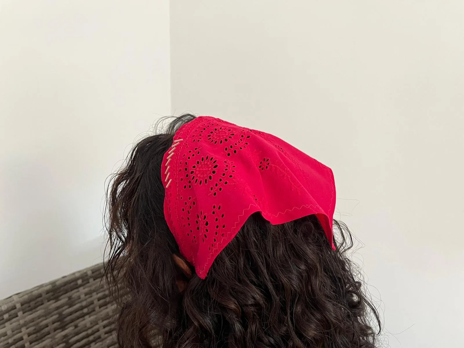 Batic Scurt Roșu cu Broderie Florală – purtat pe model, vedere alternativă 2