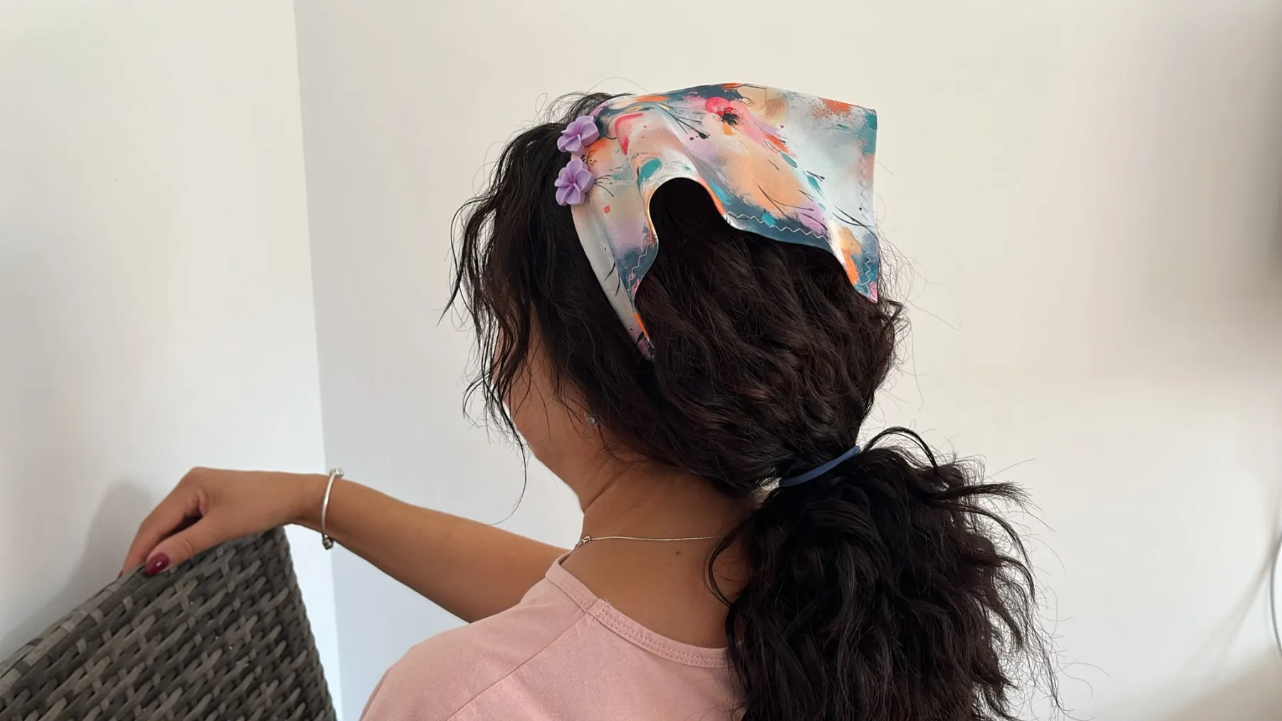 Batic Scurt cu Imprimeu Floral Pastel – purtat pe model, vedere alternativă 2