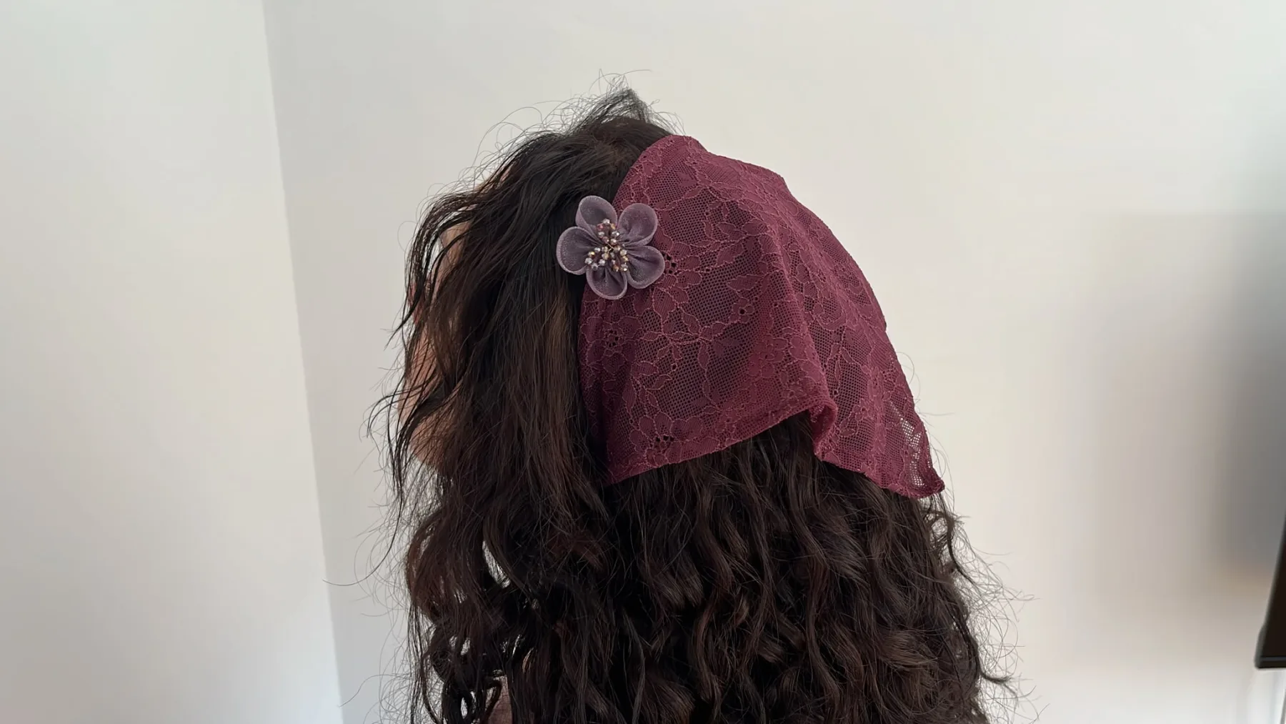 Batic Scurt Bordo din Dantelă cu Floare – purtat pe model, vedere alternativă 2