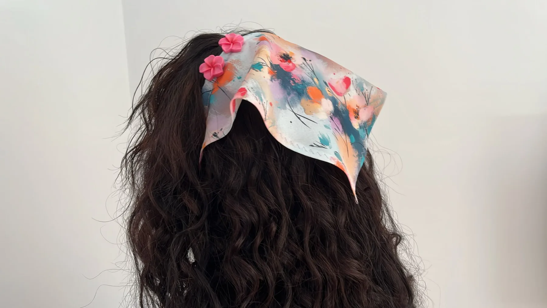 Batic Scurt Floral Alb cu Accente Roșii – purtat pe model, vedere alternativă 2