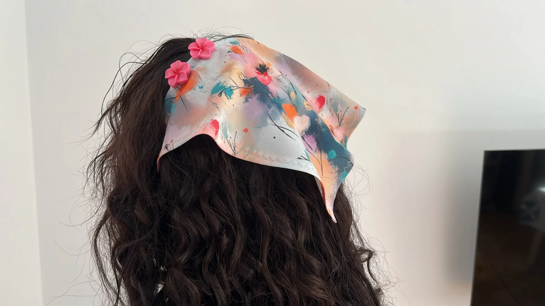 Batic Scurt Floral Alb cu Accente Roșii – purtat pe model, vedere alternativă 3