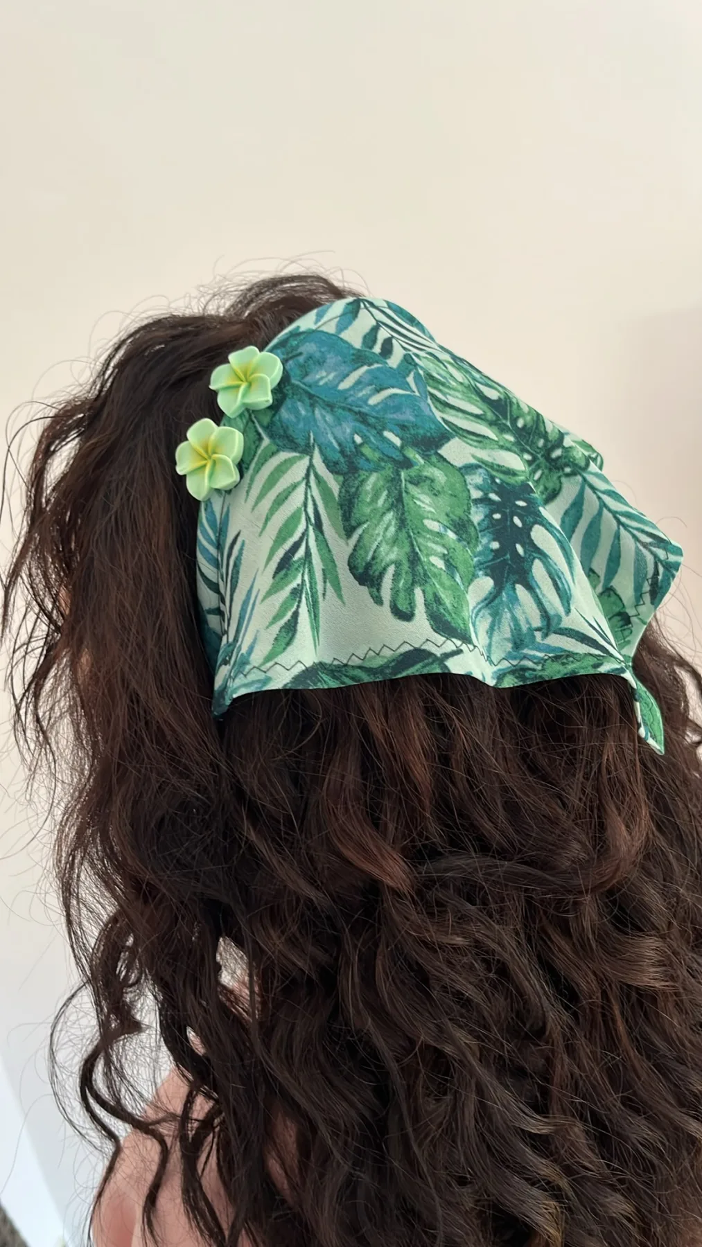 Batic Scurt Tropical cu Frunze Verzi – purtat pe model, vedere alternativă 2
