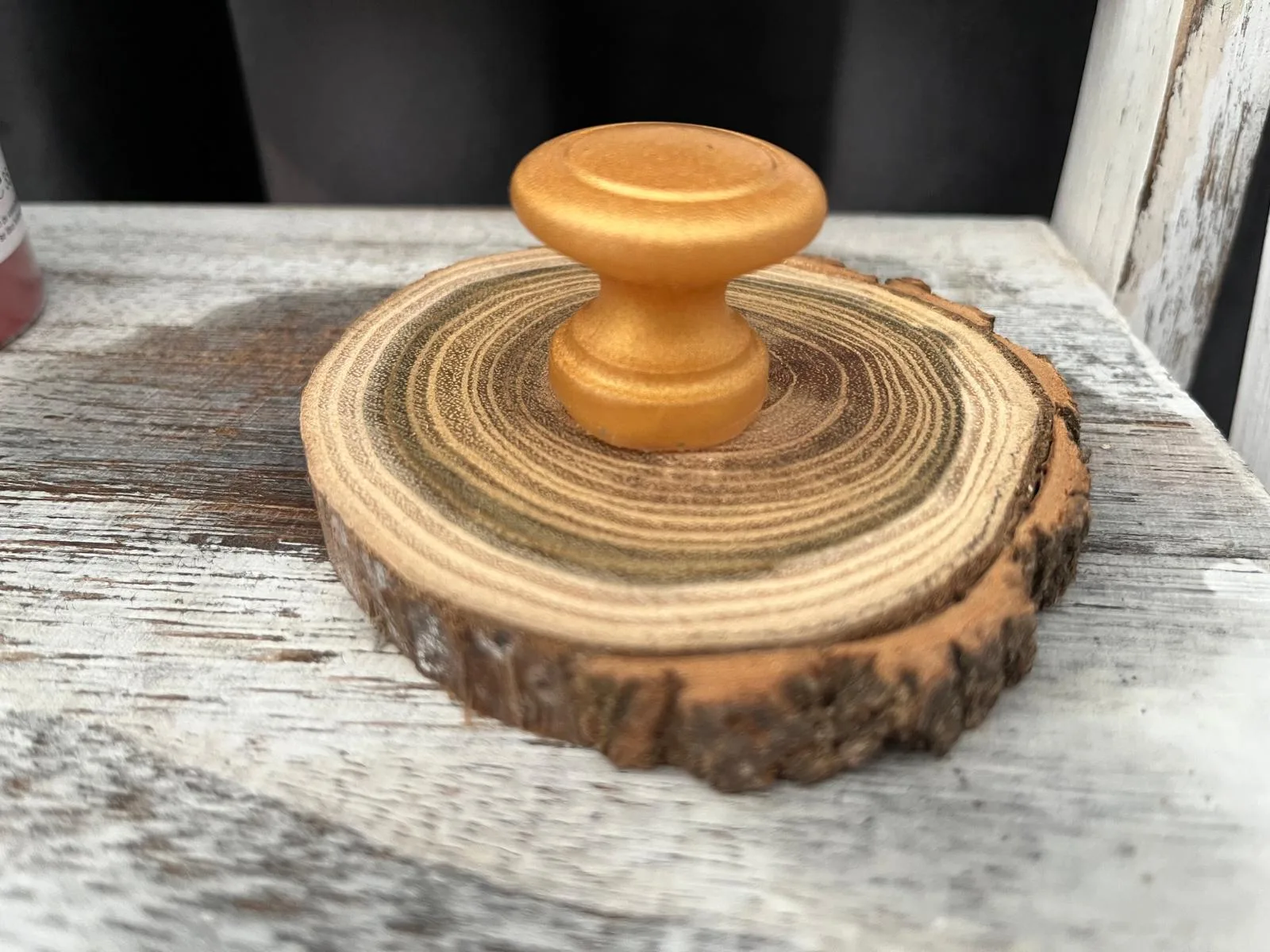 Buton Decorativ Auriu – Formă Clasică