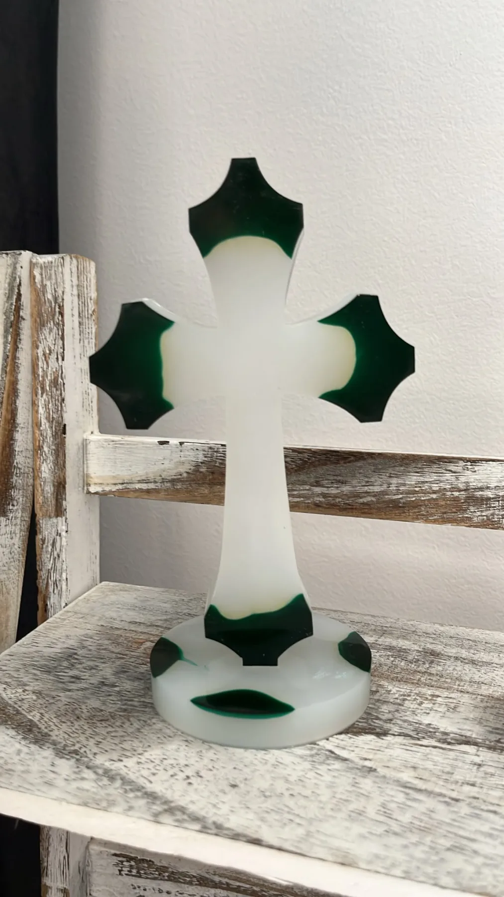 Cruce Albă cu Accente Verde Smarald