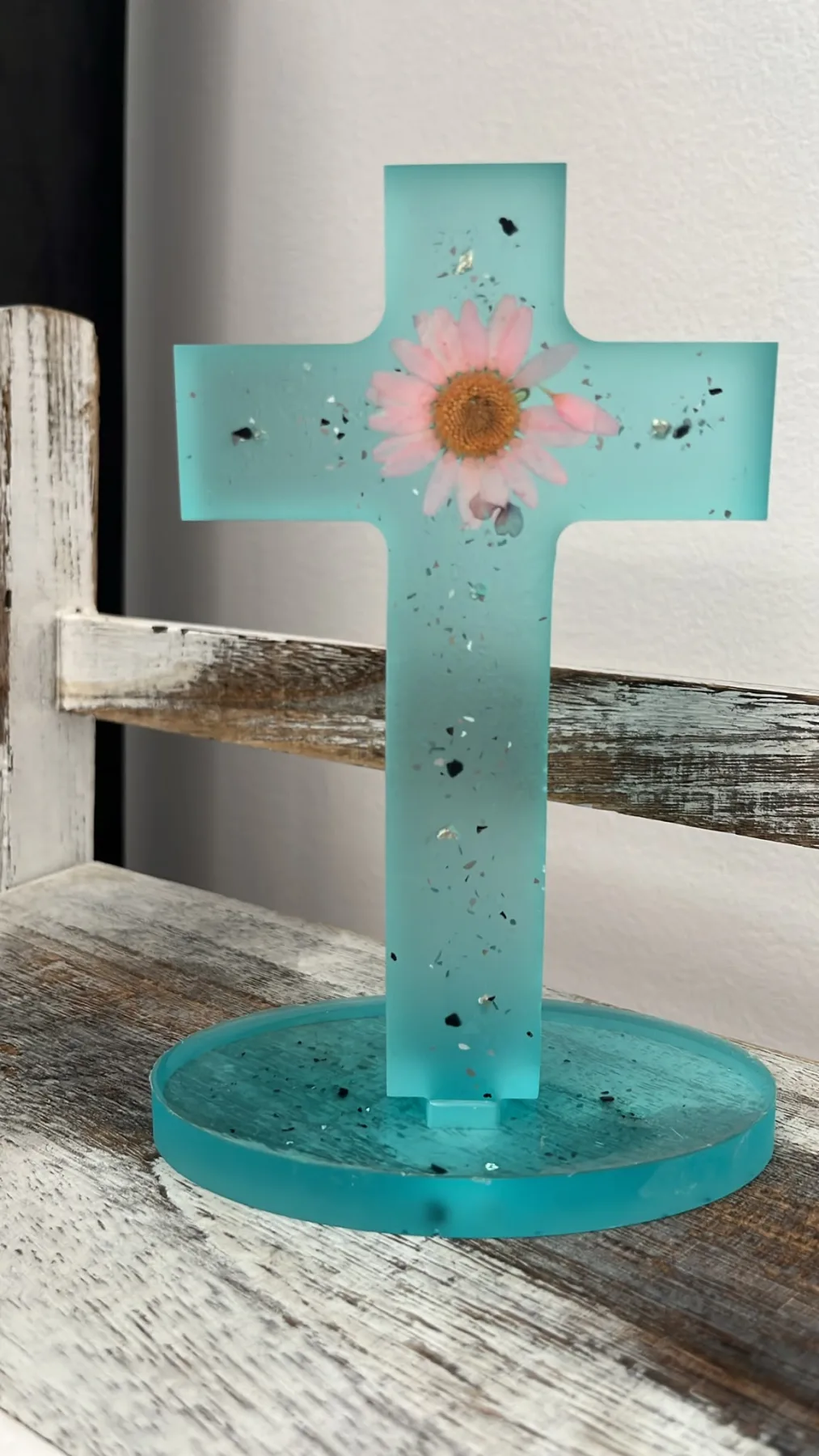 Cruce Aqua cu Floare Roz